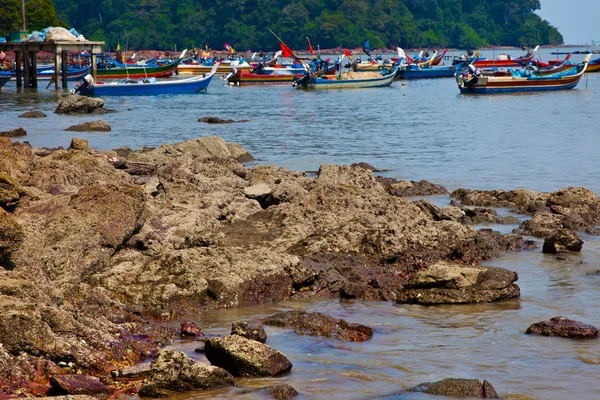Balıkçı tekneleri ve kayalar — Stok fotoğraf
