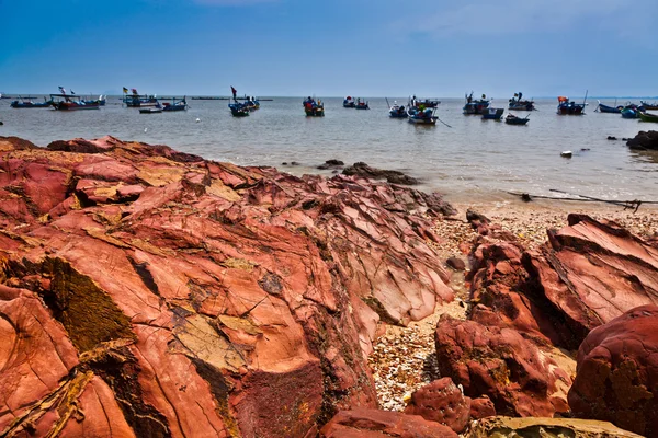 Łodzie rybackie i skały — Zdjęcie stockowe
