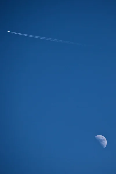 Αεροπλάνο και το φεγγάρι — Φωτογραφία Αρχείου