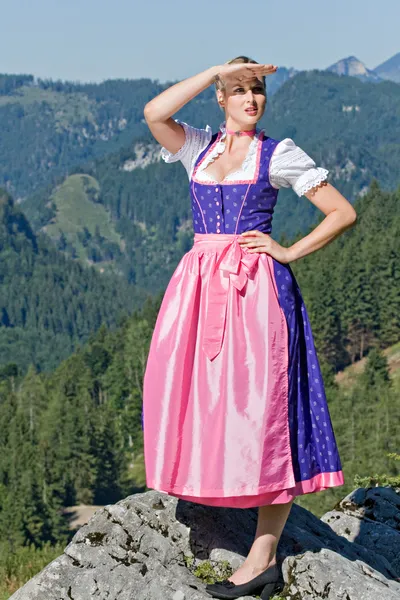 Баварская девушка на вершине горы — стоковое фото