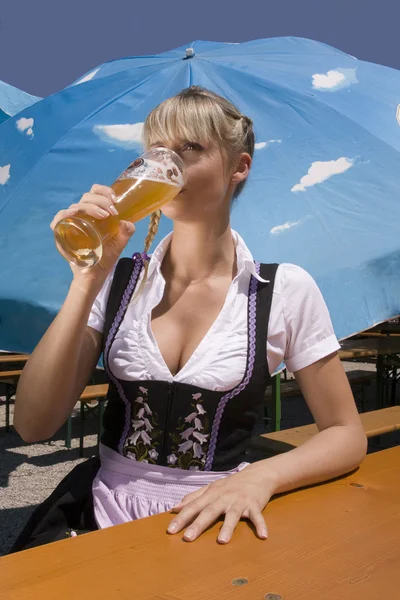 Jeune femme en costume traditionnel dans le jardin de la bière — Photo