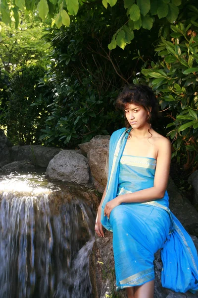 Індійська дівчина на воді — стокове фото
