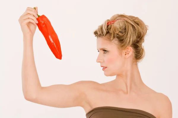 Blondýnka s červeným chilli — Stock fotografie