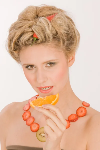 Attraktive junge blonde Frau mit Erdbeer-Kiwi-Kette — Stockfoto
