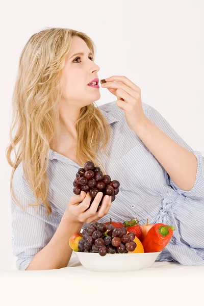 Donna con ciotola di frutta — Foto Stock