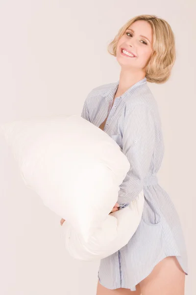 Śmiejąca się dziewczyna z poduszką — Zdjęcie stockowe