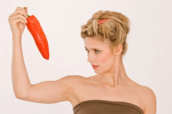 Žena s paprikami — Stock fotografie