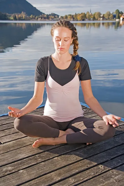 The woman meditating — Stock Photo, Image