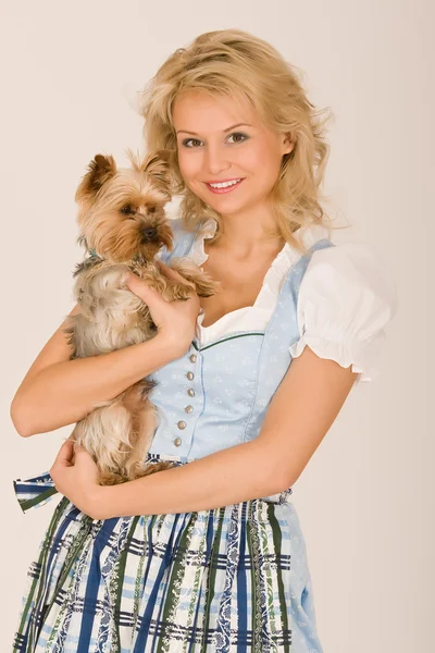 Menina bávara com cão — Fotografia de Stock