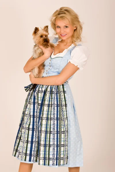 Menina bávara com cão — Fotografia de Stock