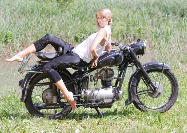 Mujer joven en motocicleta — Foto de Stock