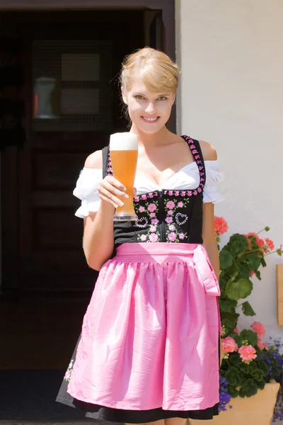Fiatal nő a Dirndli-fehér sör — Stock Fotó