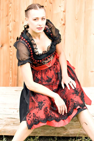 Jovem mulher em traje tradicional — Fotografia de Stock