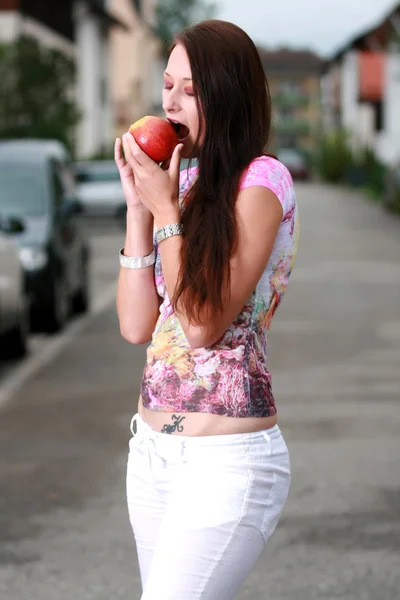 Kobieta z jabłkiem — Zdjęcie stockowe