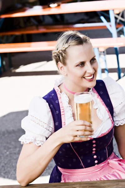 Bavarian woman in the beer garden — Stock Photo, Image
