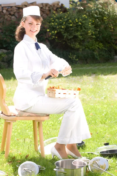 女厨师用鸡油菌蘑菇, — 图库照片