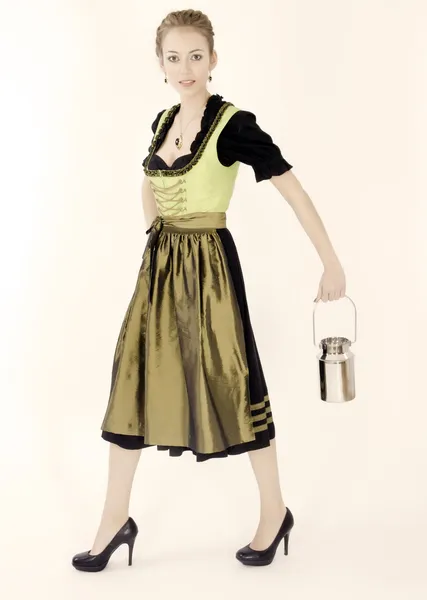 Bayerska flicka kostym med mjölkkanna — Stockfoto