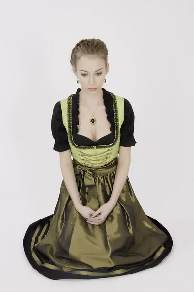 Costume ragazza bavarese nella preghiera — Foto Stock