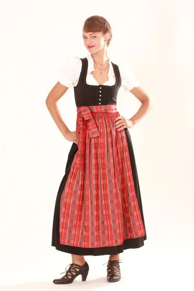 Jonge vrouw in traditionele jurk — Stockfoto