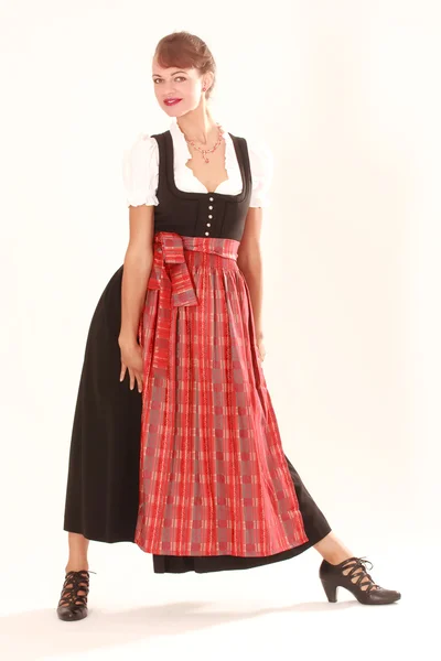 Jonge vrouw in traditionele jurk — Stockfoto
