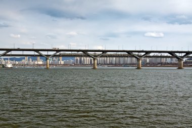 han Seul Nehri üzerinde köprü