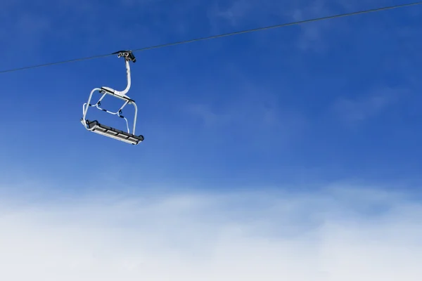 Narciarski wyciąg krzesełkowy na jasny niebieski niebo — Zdjęcie stockowe