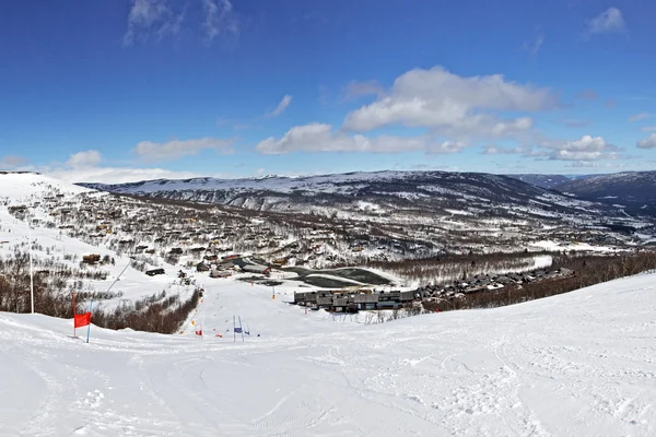 Panoramiczny widok trasy narciarskie w dzień jasny zima — Zdjęcie stockowe