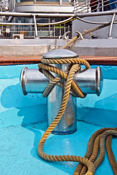 Металлическая бочка с веревкой на палубе корабля — стоковое фото