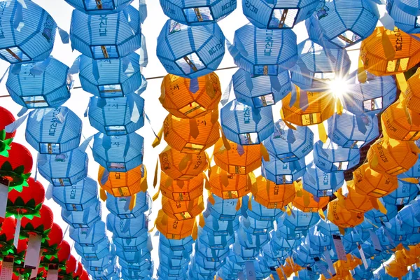 Синие и желтые фонари на день рождения Будды — стоковое фото