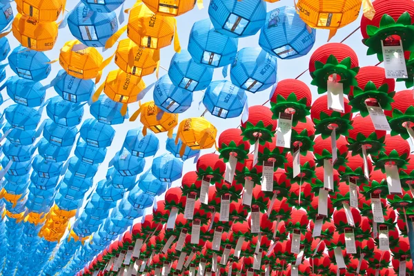 Lanternas de papel coloridas no templo budista — Fotografia de Stock