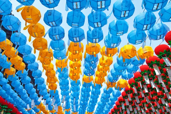 Цветные бумажные фонари в буддийском храме во время фестиваля лотоса — стоковое фото