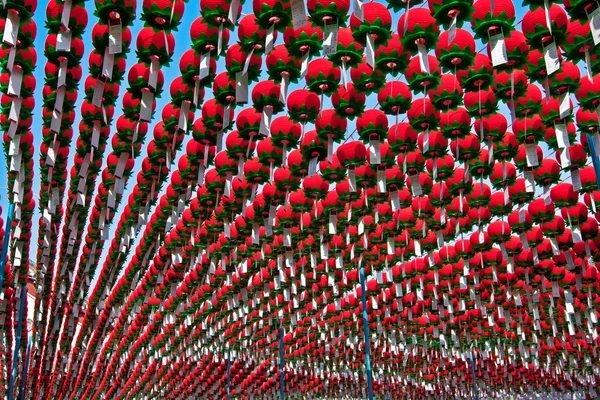 Faroles rojos en templo budista para la celebración del cumpleaños de Buda —  Fotos de Stock