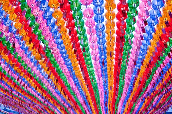 Kleurrijke lantaarns in boeddhistische tempel voor viering van Boeddha's bi — Stockfoto