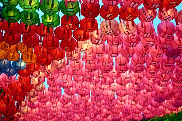 Rode en roze papieren lantaarns in boeddhistische tempel — Stockfoto