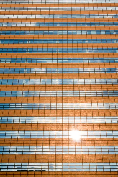 Fasaden i en modern skyskrapa — Stockfoto