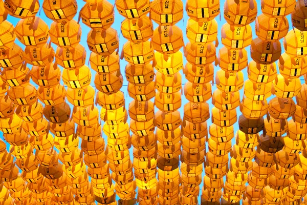 Lanterne di carta gialla nel tempio buddista Fotografia Stock
