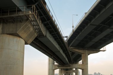 yüksek hızlı bir şekilde ve metro hattı