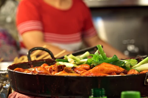 Cozinhar tteokbokki (prato tradicional coreano ) — Fotografia de Stock