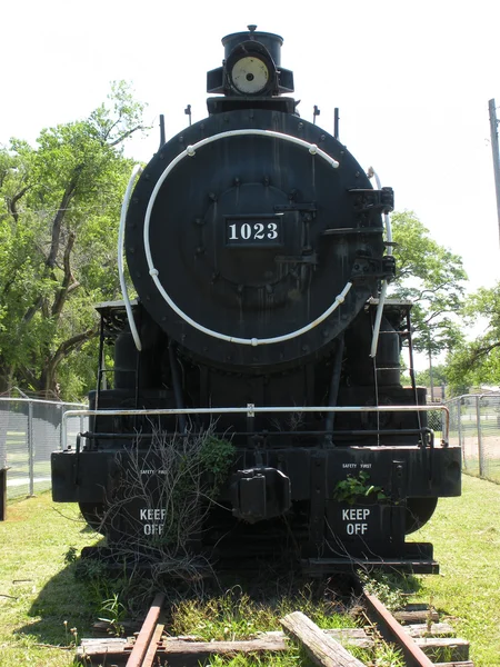 Frente a una vieja locomotora vintage —  Fotos de Stock