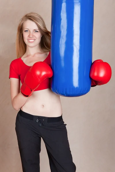Bella donna con guanti da boxe rossi — Foto Stock