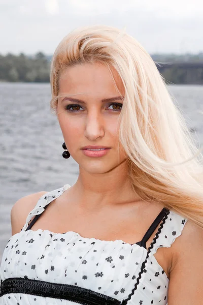 Porträtt av attraktiv blond tjej — Stockfoto