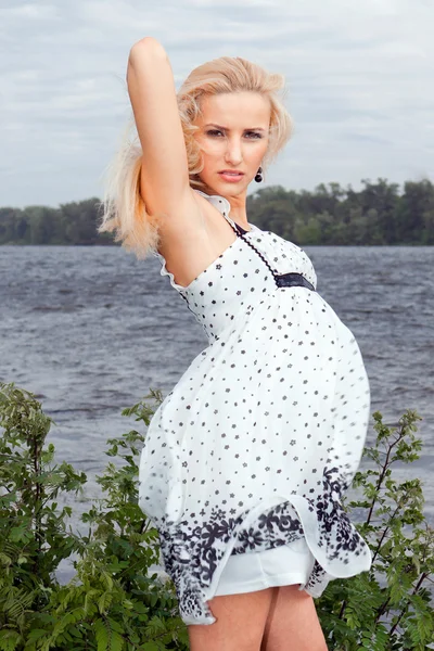 Piękna kobieta w ciąży na plaży — Zdjęcie stockowe