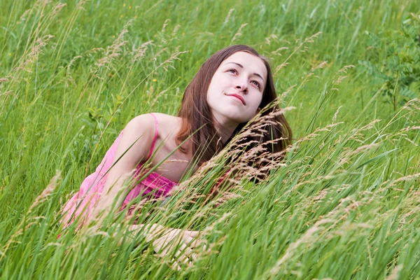 Mladá hezká holka na trávě — Stock fotografie