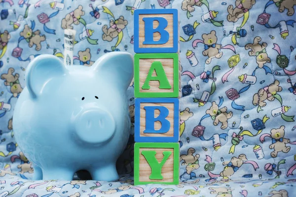 Bebé con Blue Piggy Bank — Foto de Stock