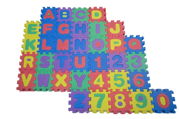 Schaumstoff Buchstaben und Zahlen auf weiß — Stockfoto