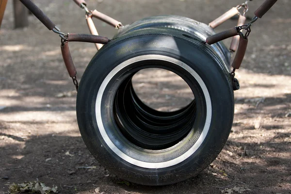 Vybavení dětských hřišť recyklovaných pneumatik — Stock fotografie