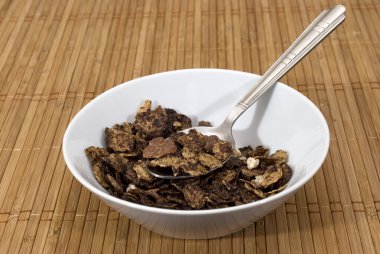 Kâse Mısır gevreği ve bir kaşık