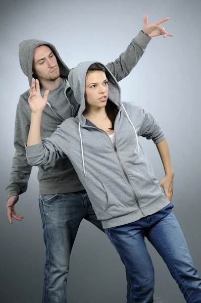Teenageři tančí spolu — Stock fotografie
