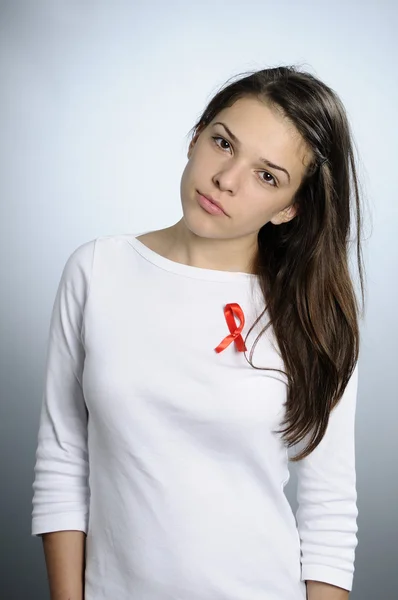 Mladá žena s červenou stužku — Stock fotografie