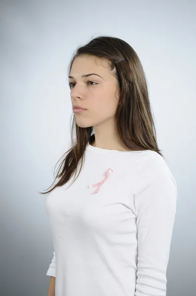 Junge Frau mit rosa Schleife — Stockfoto